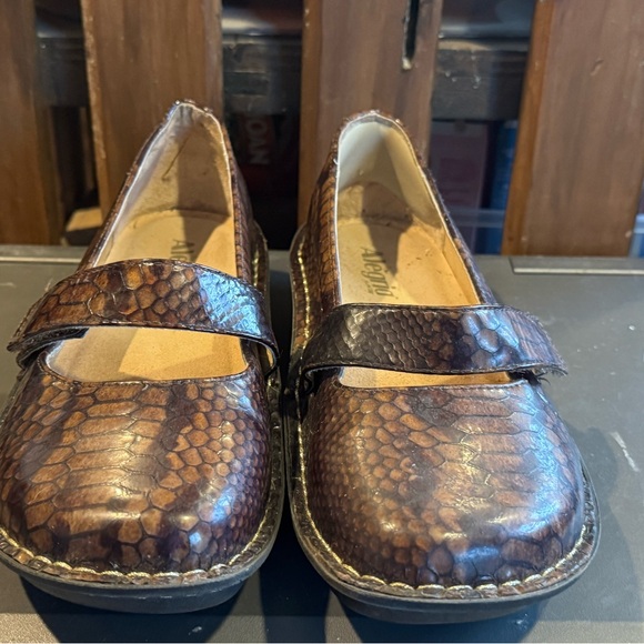 Alegria Mary Jane Shoes in brown with a snakeskin embossed design size 40/9.5-10 - Picture 6 of 9
